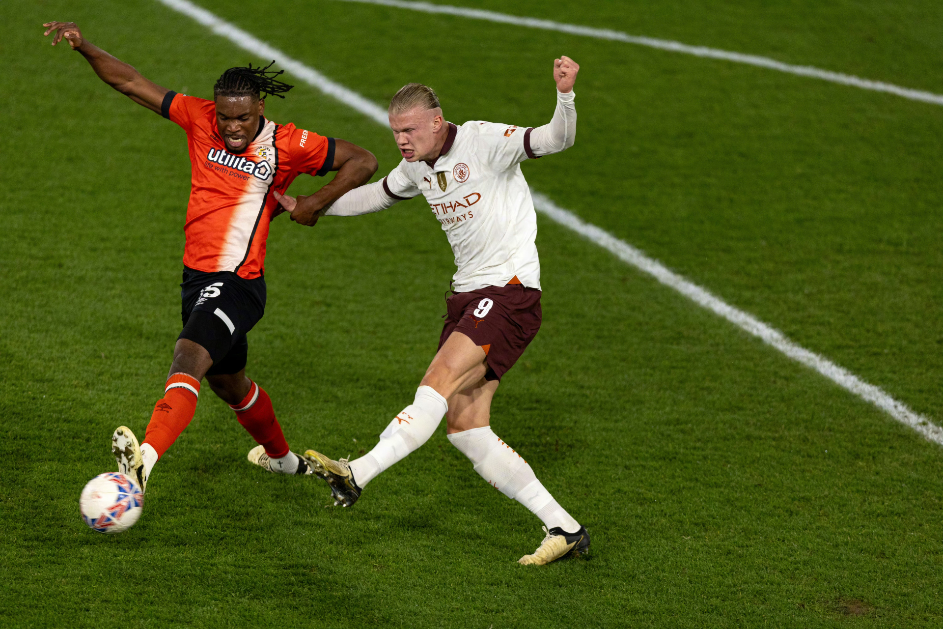 足总杯赛程吃紧，曼城冲刺阶段防线松动，质疑声仍在，赛程密集仍需轮换(英足总杯决赛时间表)-开云体育平台